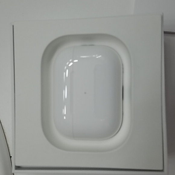 Airpods Pro charging case - Picture 6 of 9